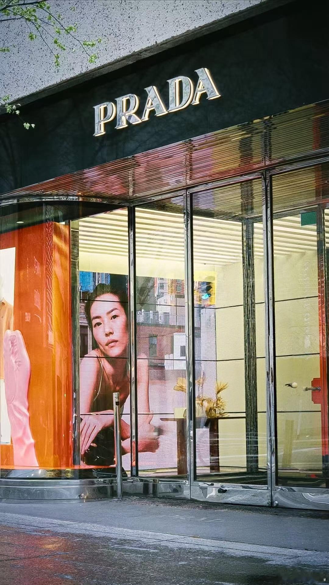 刘雯 ｜Prada Days of Summer 2026 Campaign ?