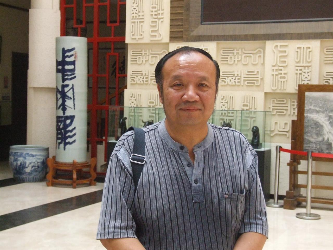王铎：我在博山画瓷盘
2023年夏天，我受淄博市博山陶瓷厂李董事长的邀请，参观了