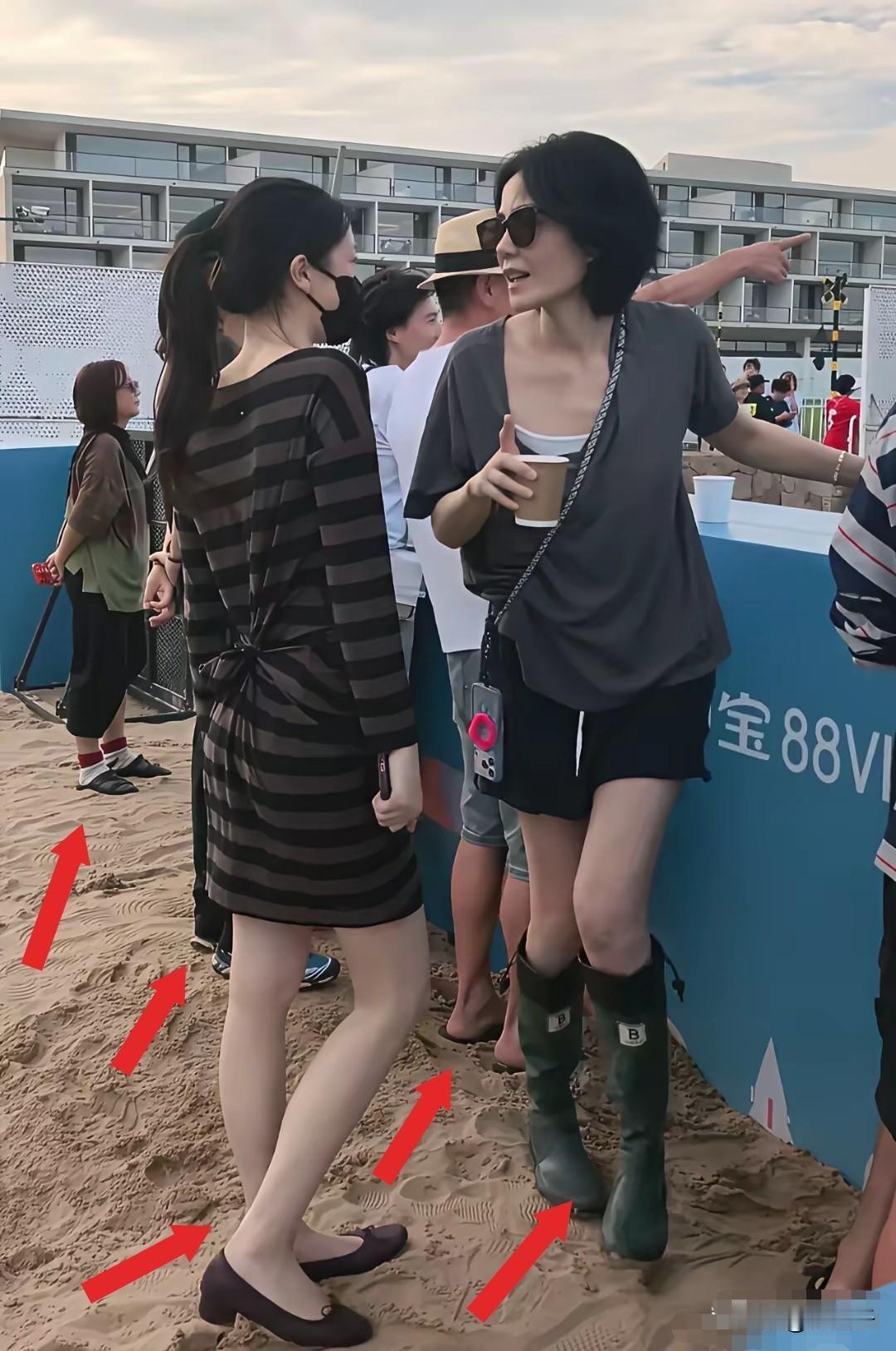 这是1个充满个性的世界，炎炎夏季，随处一拍，镜头下的5个人脚下各异：王菲是皮靴、