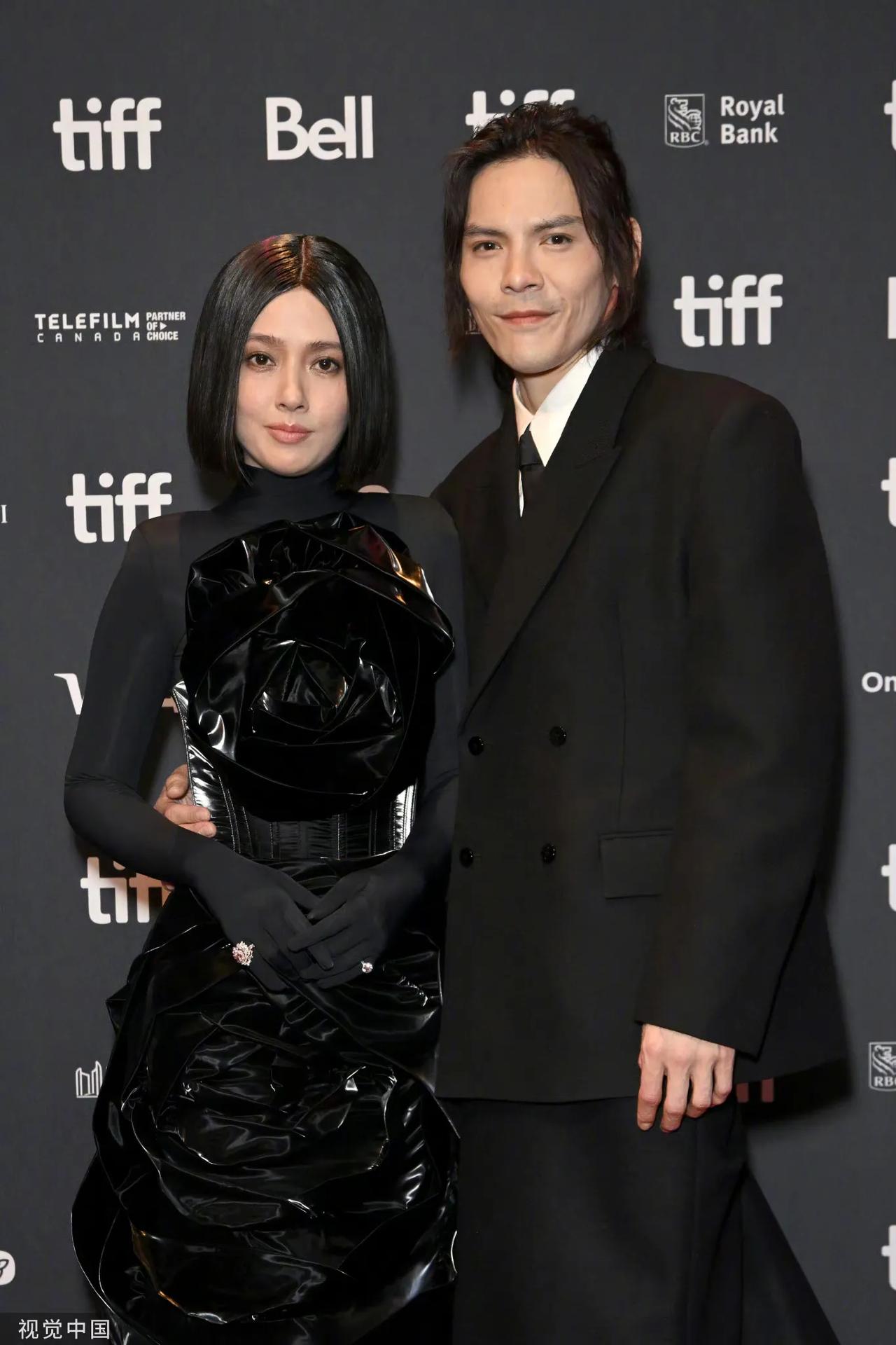 视觉中国镜头下的向佐郭碧婷生图释出，脸型像兄弟果然有夫妻相。
向佐郭碧婷夫妻👫