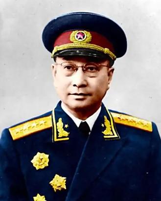 他半生戎马驰骋沙场，战功震彻军史，他性情诙谐通透达观，不囿世俗官威，他是授衔之年