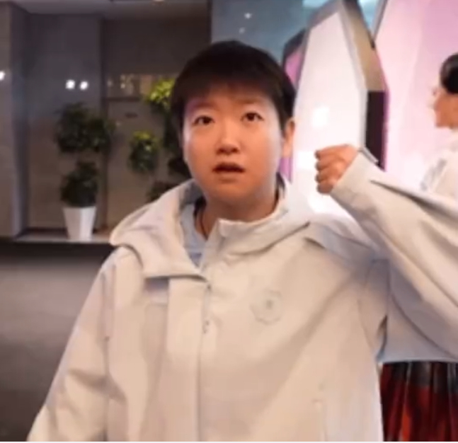 孙颖莎萌态震惊 动图更可爱，哈哈哈哈哈哈哈 