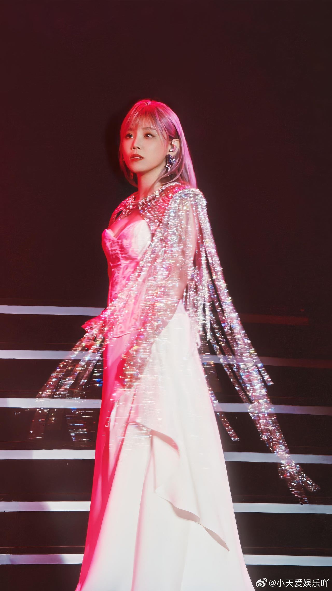 李佳薇终于站上体育馆 见证歌手一路走来的成长与蜕变，如今顺利登上体育馆举办专属个