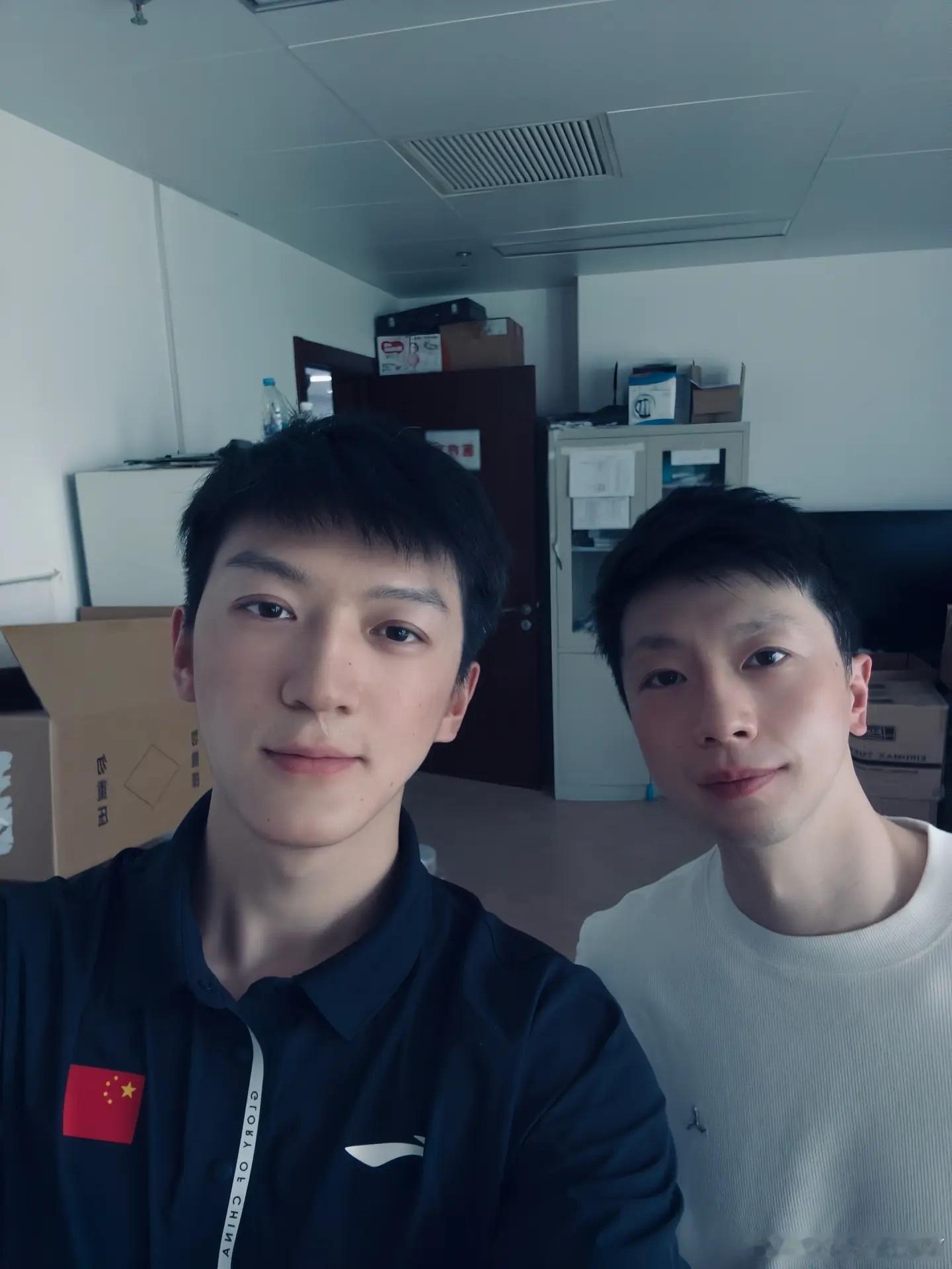 和龙副吗[笑cry]你俩真不用开美颜 有点变形[笑cry] ​​​