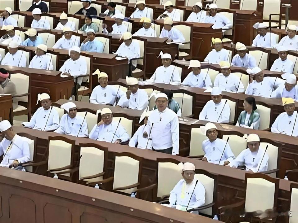 缅甸中小型私人银行即将迎来合并大改革并由缅甸政府牵头推动的最新消息。据缅甸媒体2