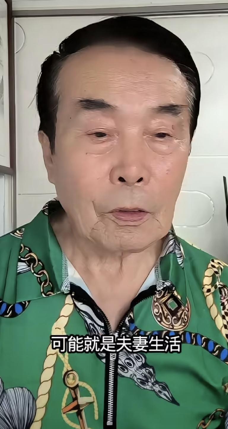 81岁何庆魁，自称夫妻生活，没问题！
何庆魁，开直播回答网友问题，说自己的虽然8