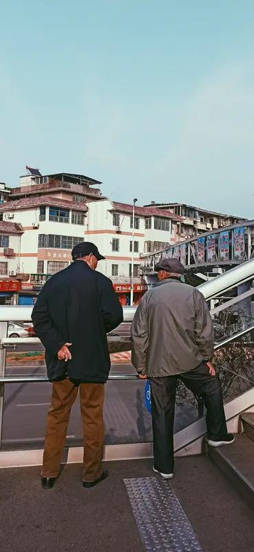 我的一个老哥子，是地地道道的老实人，一辈子挑肩磨背，脸朝黄土背朝天。但他心地很乐