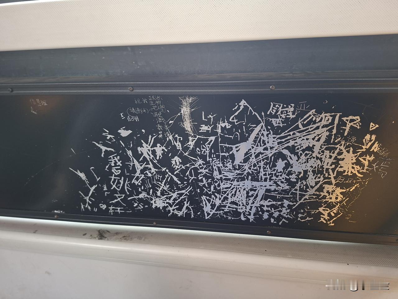 无语了，今早坐公交车，发现座位旁边，车窗下面，竟然被一些熊学生刻了很多字，还搞了