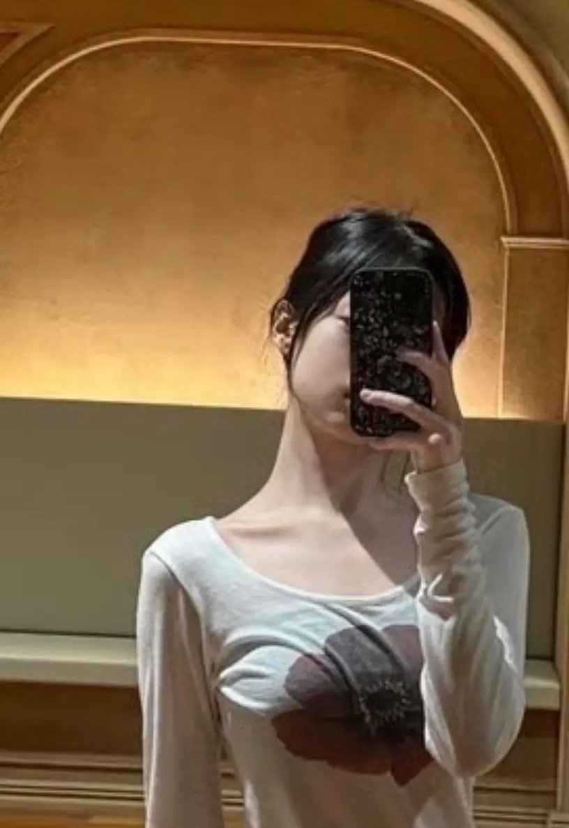 宝怪郑雅贤的脸方得离奇，之前不是瓜子脸吗 