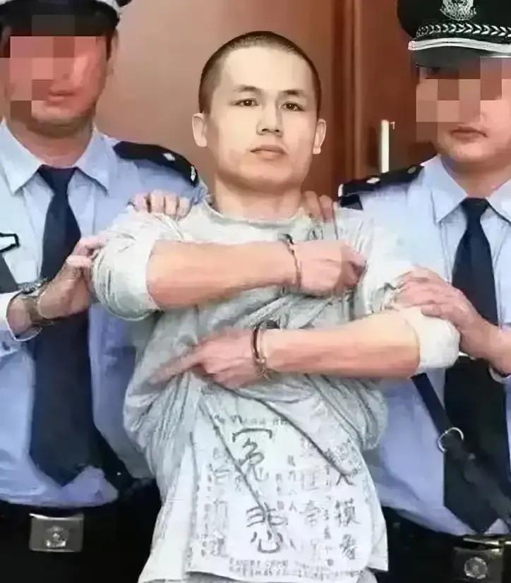 2013年，深圳民警李才坤，被判处死刑。面对记者的镜头，他突然伸出戴着手铐的双手