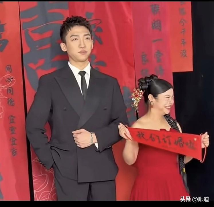 我们订婚了。
新娘笑的前仰后合。
新郎视死如归。