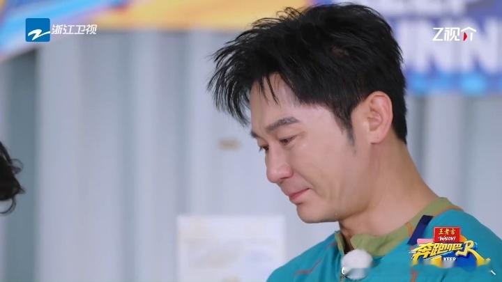 李晨抬头擦泪，头顶镜头直接“怼脸”——他那个想躲开又觉得没必要、最后乖乖被拍的无