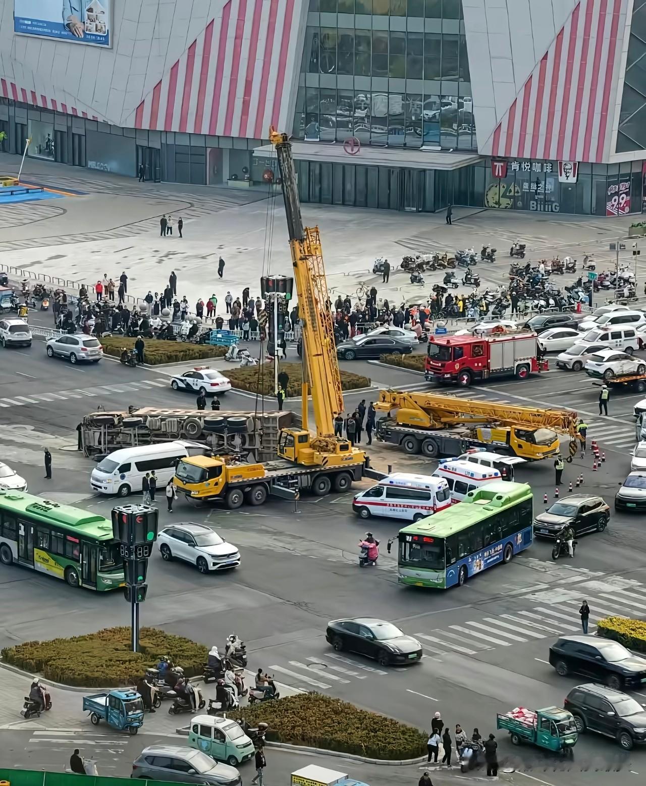 看到这起渣土车侧翻事故，

真的太令人痛心了。

10月10日早上8点，一个路口