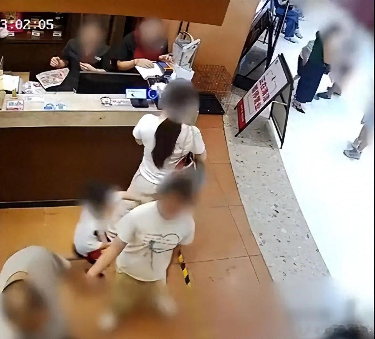 被指摸臀4岁男孩已正常返校上学长沙4岁男孩餐厅无意触碰被指“摸臀”，遭拉扯留伤、