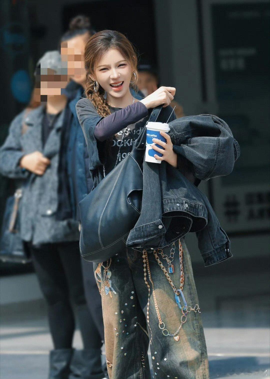 这和被张予曦求婚有什么差别 墨镜口罩遮不住的温柔，张予曦拿着戒指给网友戴上，这互