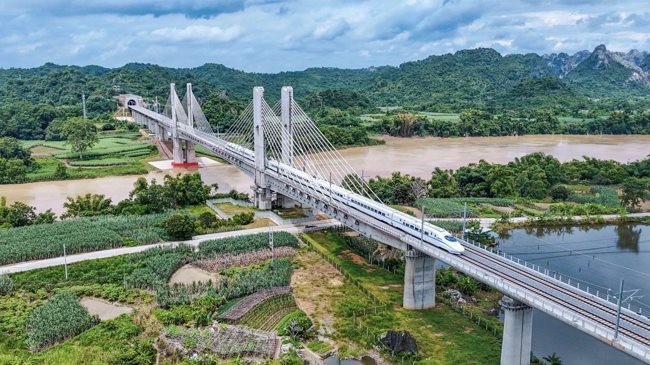 盼了多年的南凭高铁终于要在12月5日全线贯通了！这条连接南宁与中越边境凭祥的“黄