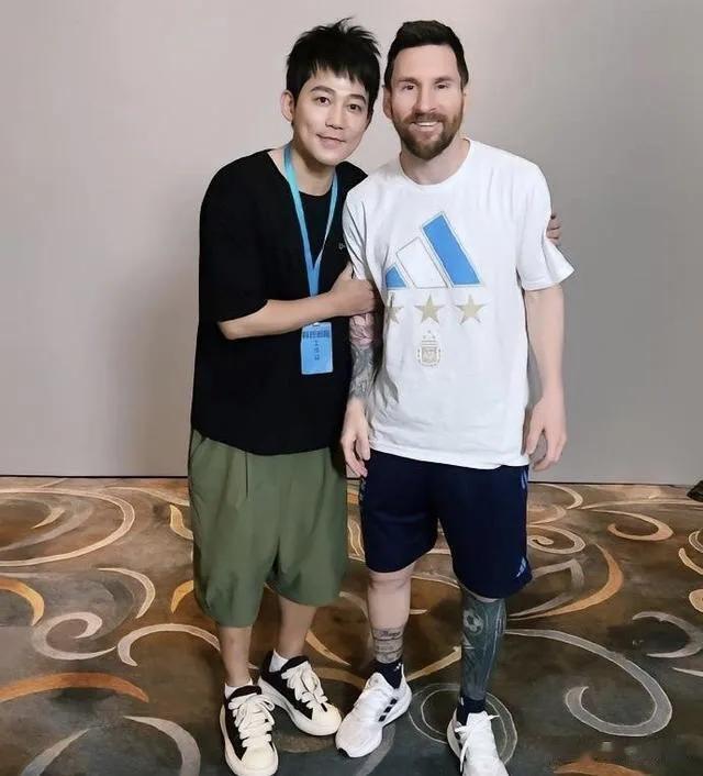 梅西和苏醒的合照也太逗了吧？梅西看似也有一点点“社恐症”！整个状态比自己的粉丝苏