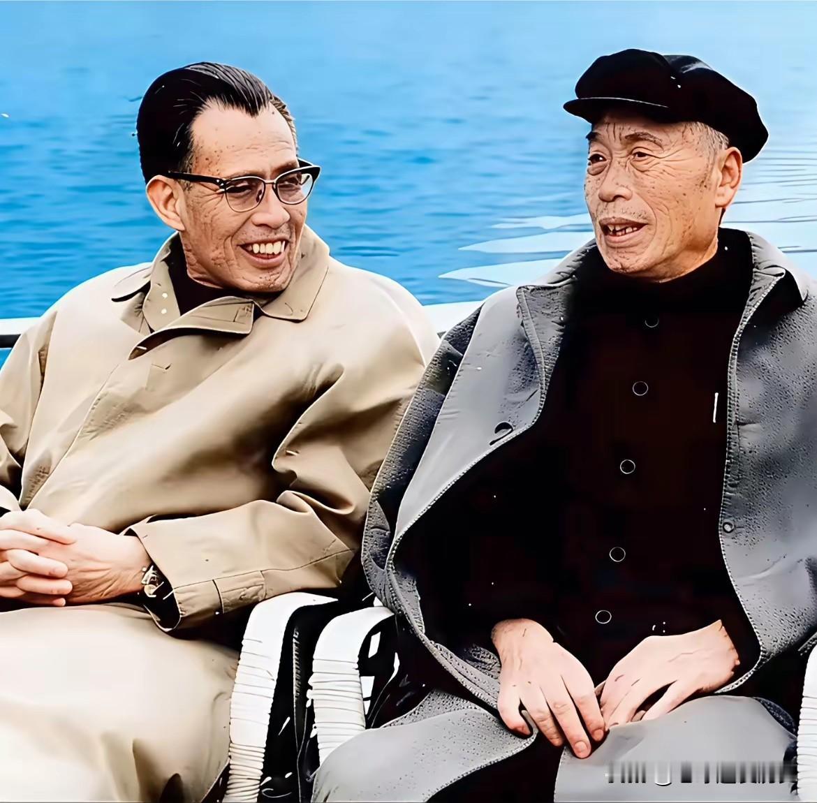 这帧珍贵的合影，定格了李宗仁与程思远泛舟湖上的画面。
以澄澈碧波为幕布，二人并肩