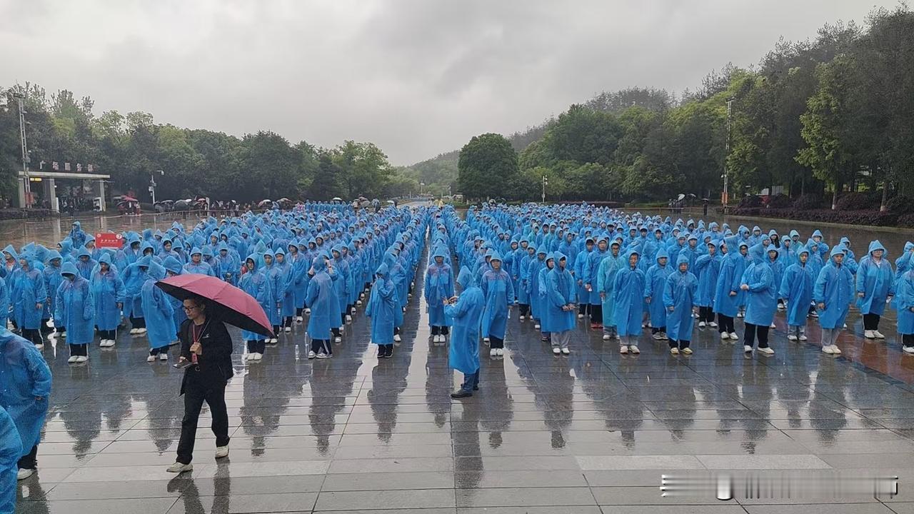雨中肃立敬伟人 青春誓言铸初心
 ——文郡洋沙湖中学“我的韶山行”红色研学开班仪