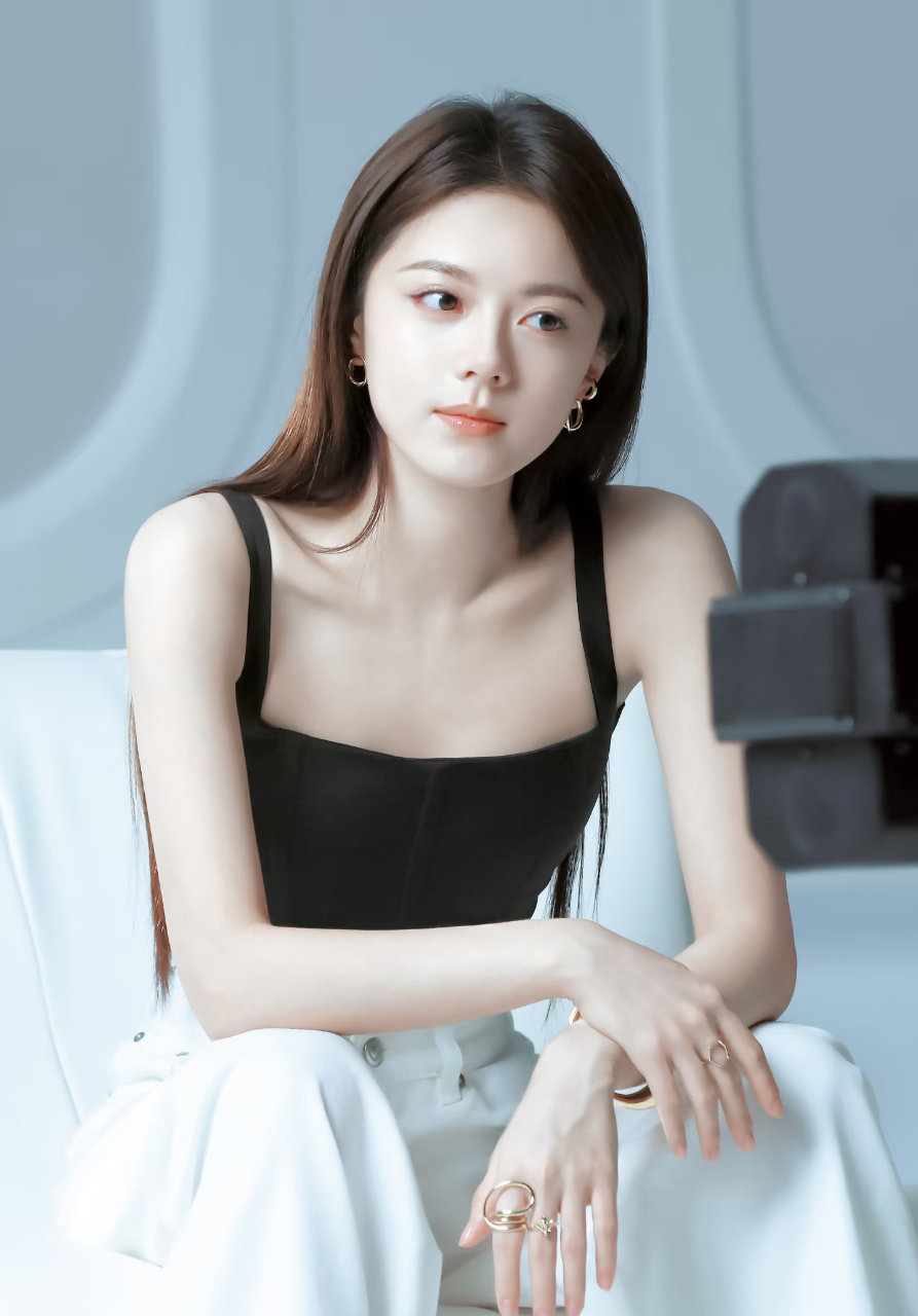 赵今麦 妹妹今晚还回家吗 后台简直是麦麦的快乐天堂吧！给热巴飞吻时那小害羞劲儿，