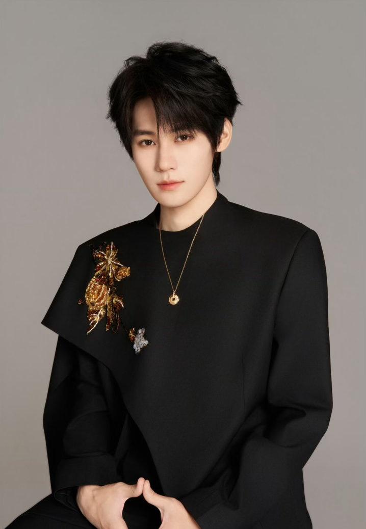 张真源 与 PIAGET伯爵时尚大片📷
一器一物皆有韵，一衣一饰自带光。
东方