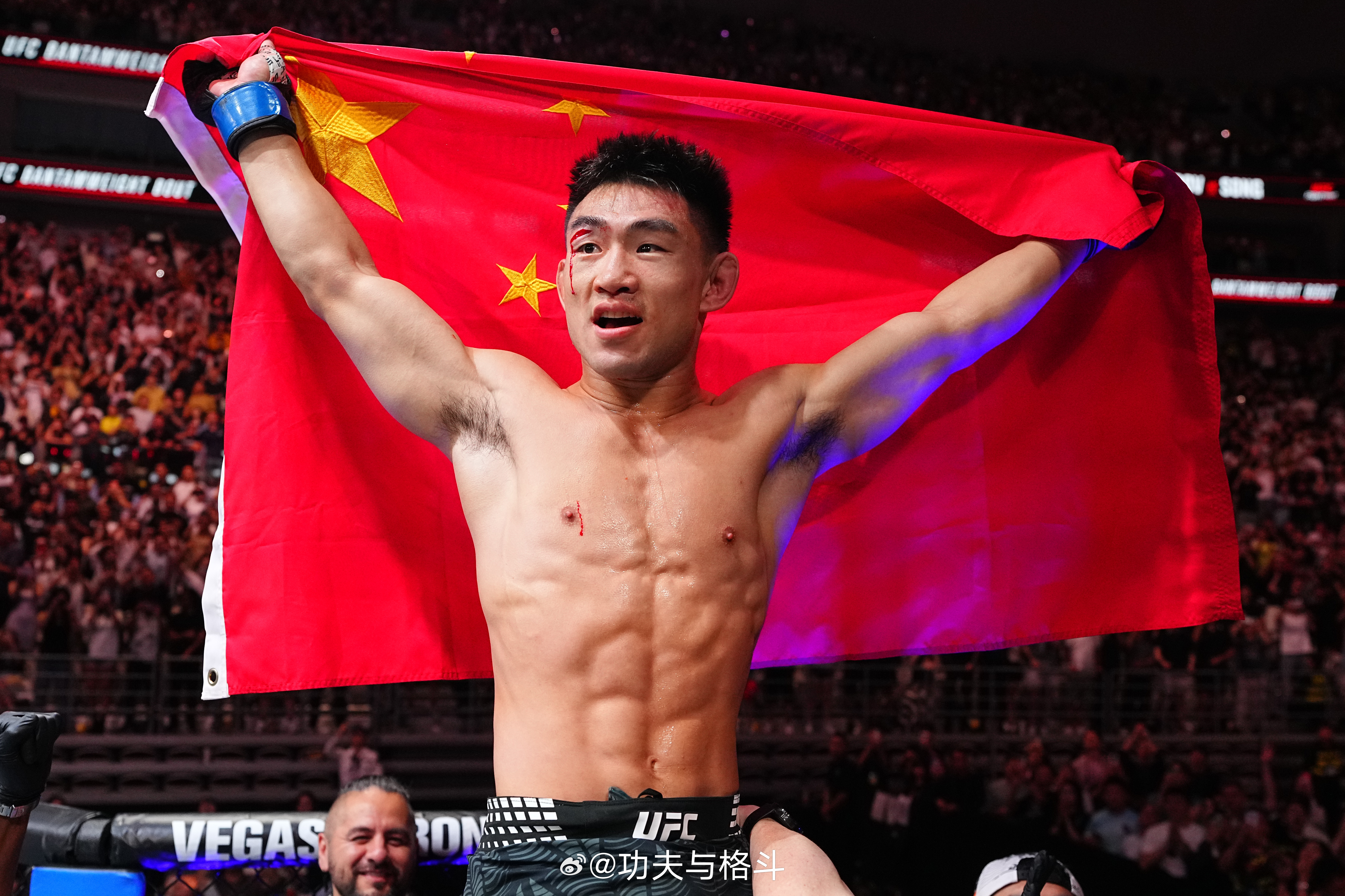 UFC上海站16188名观众创纪录昨晚的比赛燃爆了。。。 ​​​
