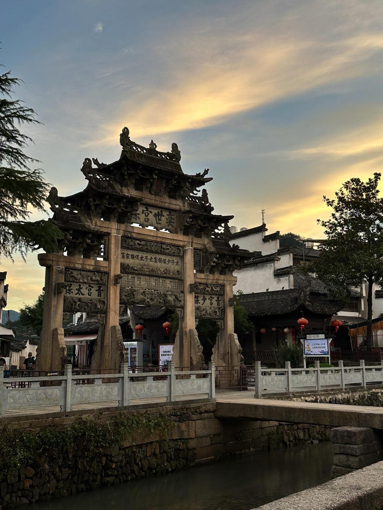 [浮云]谁能想到，如今撑起地方经济半边天的，早已不是传统实业，而是不断逆袭的地方