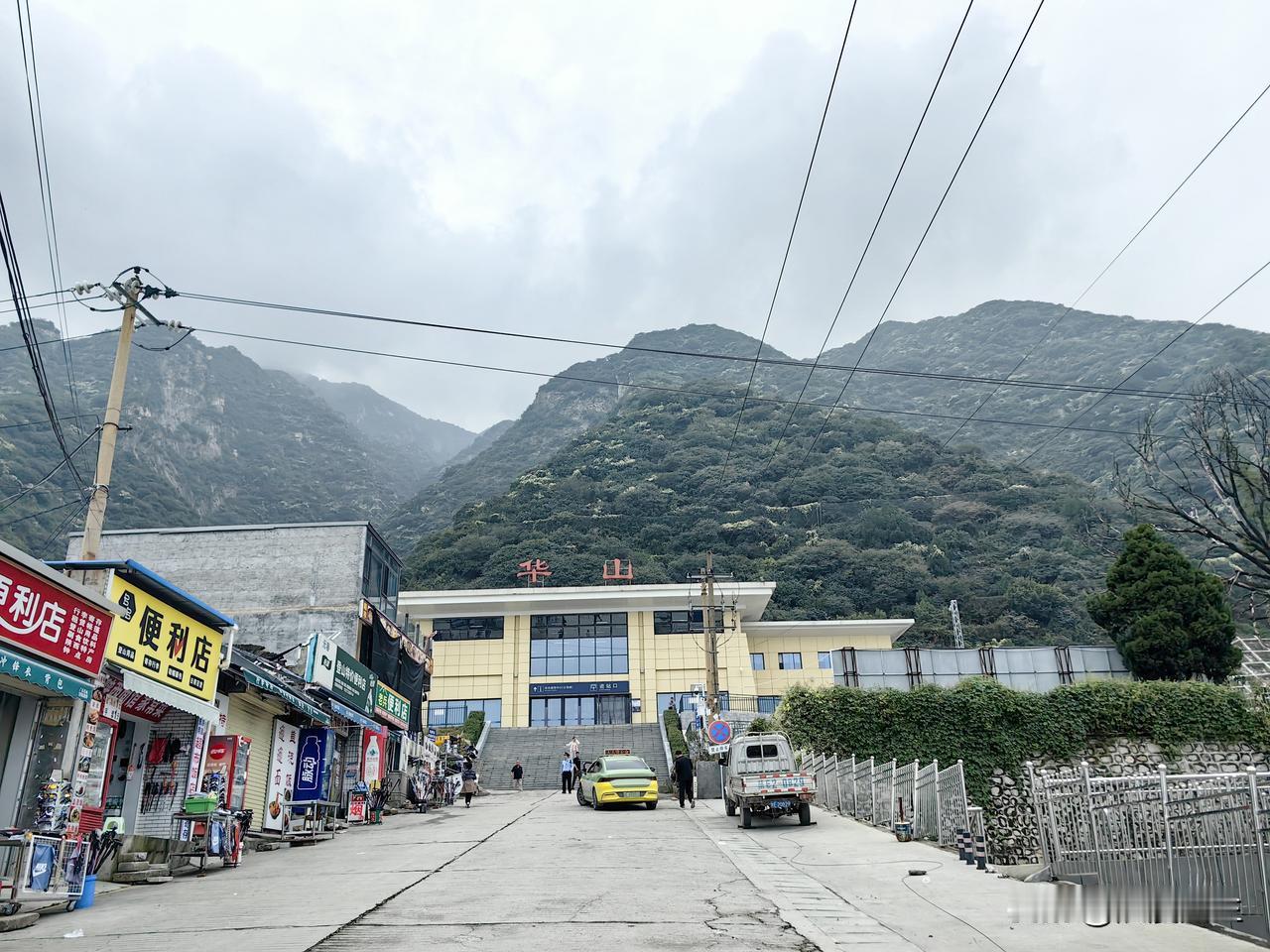 华山火车站经常听人说，今天专程从华山车站下车，的确和传说中的一模一样，一个站台，