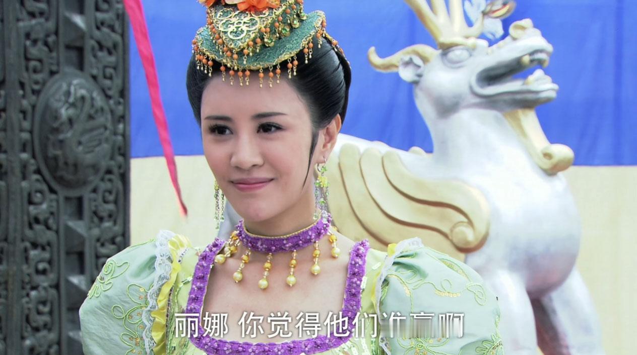 丽娜这件裙子好清丽啊，这大概就是传说中的黄绿色吧。
#薛平贵与王宝钏#
