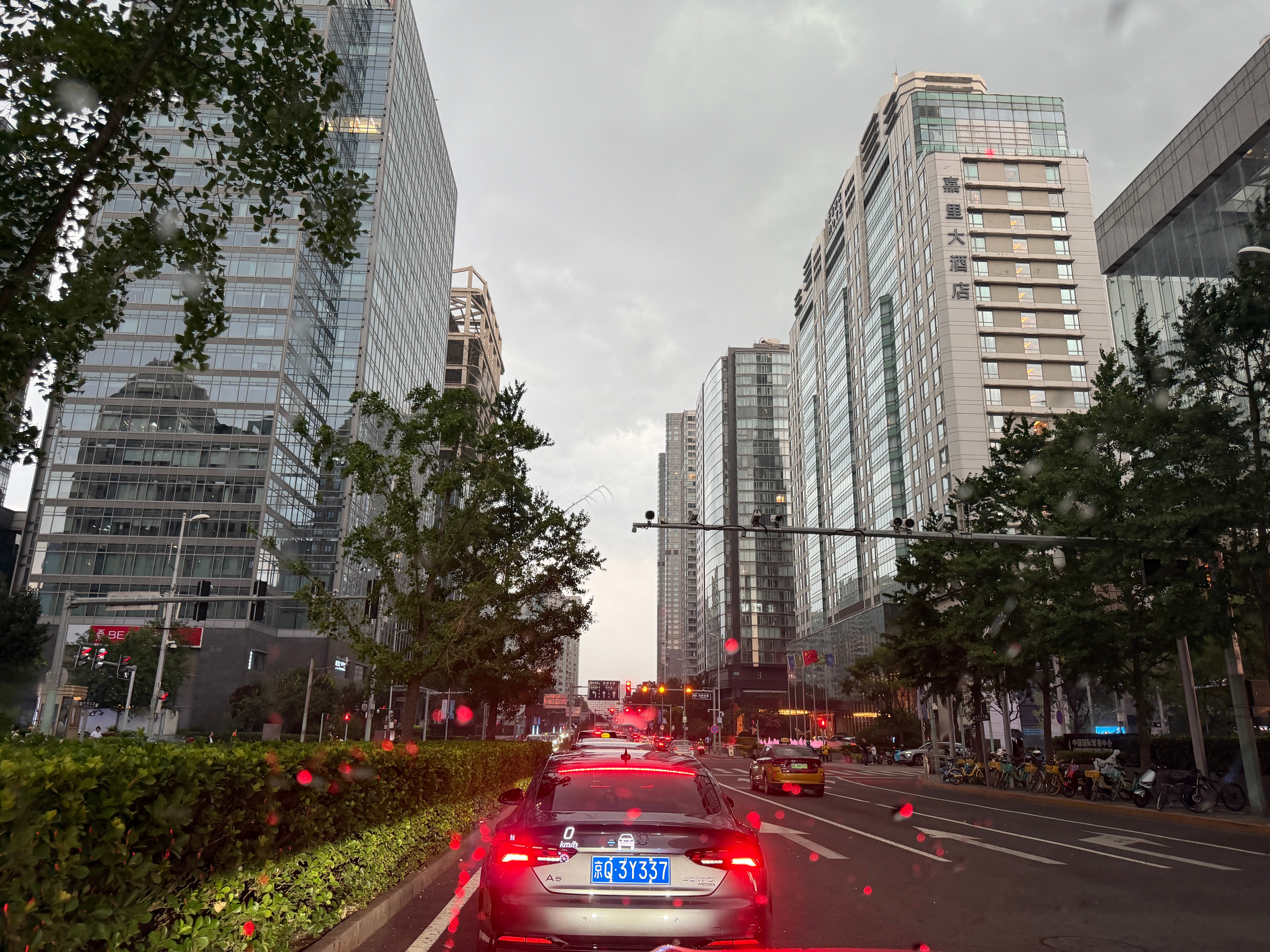 北京多区下冰雹一瞬间天就黑了 北京·国贸CBD