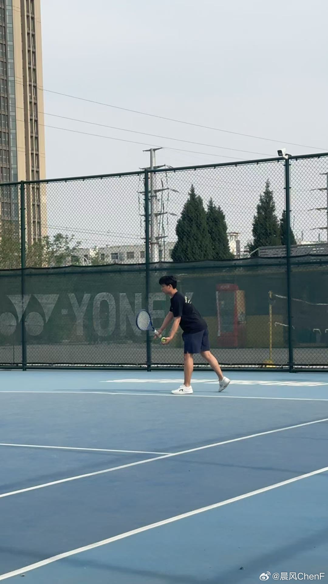 汽车博主的网球比赛就在今天种子选手们纷纷第一轮遭遇淘汰看来学几个月确实打不了人家