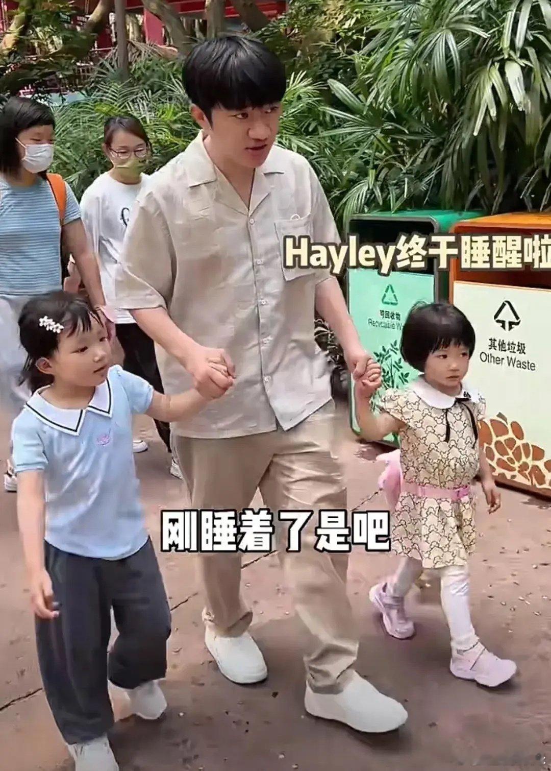 王祖蓝准备带娃过六一俩娃却睡了  王祖蓝育儿方式松弛又暖心，孩子安稳熟睡的模样乖