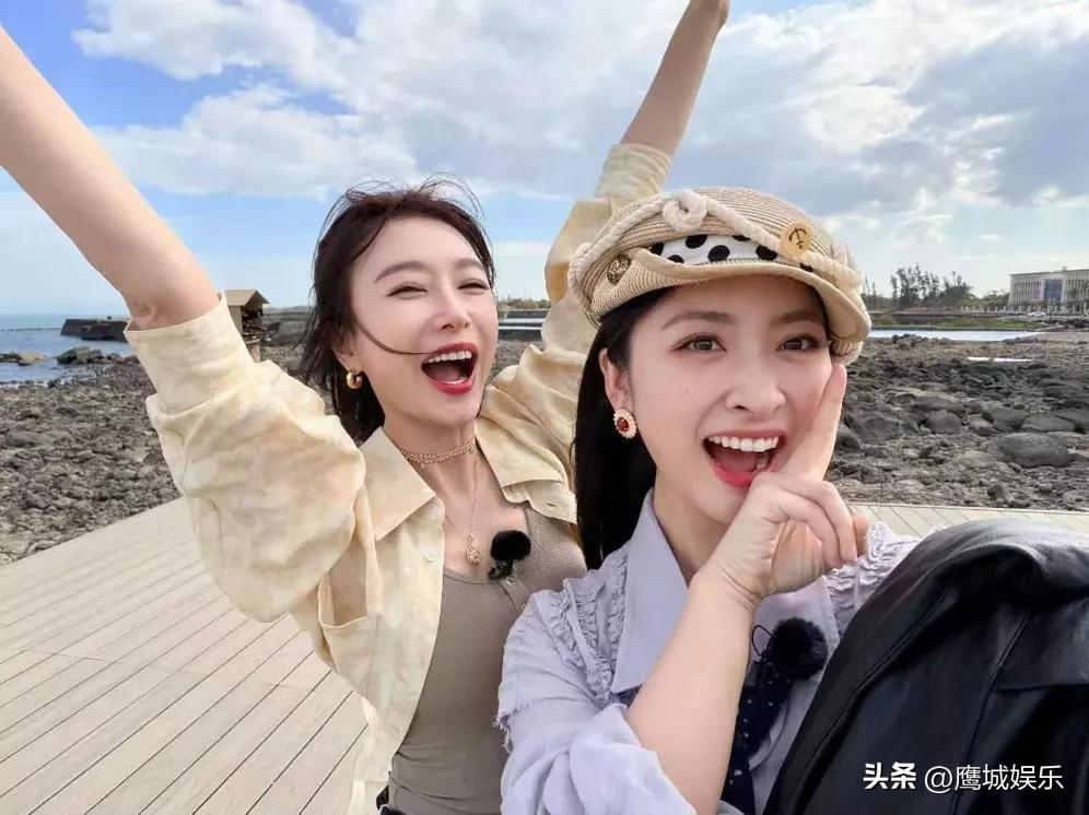 海风氛围感拉满！沈月镜头下的海边随拍释出，她与秦岚嬉闹贴脸、亲密同框，长发飞扬元