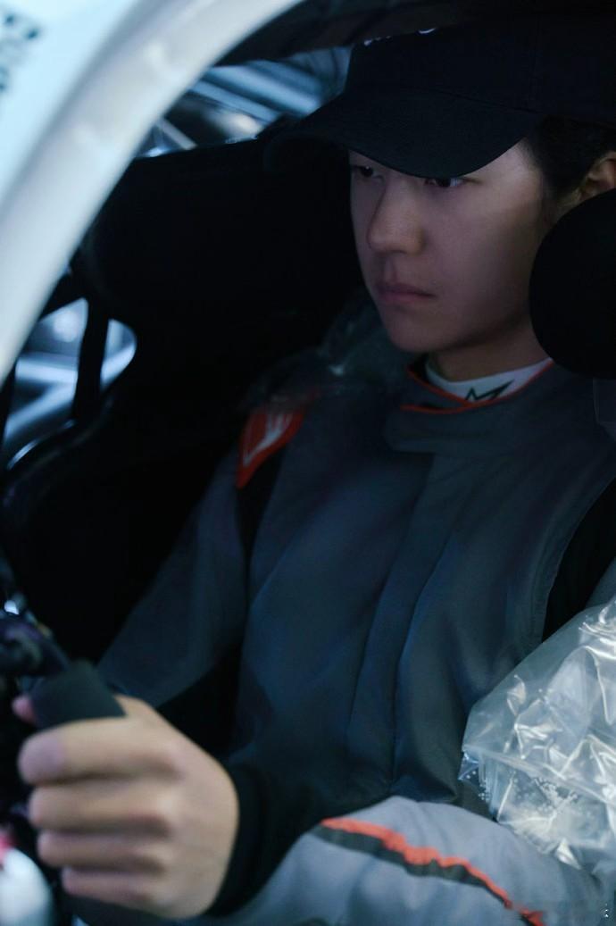 王一博85号赛车手车内随拍 王一博拍赛车的姿势 王一博拍赛车的姿势，点击查收85