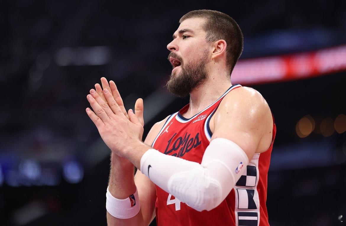 快船的记者太败人品了！尼德豪泽命中一个三分，快船记者Law Murray发推阴阳