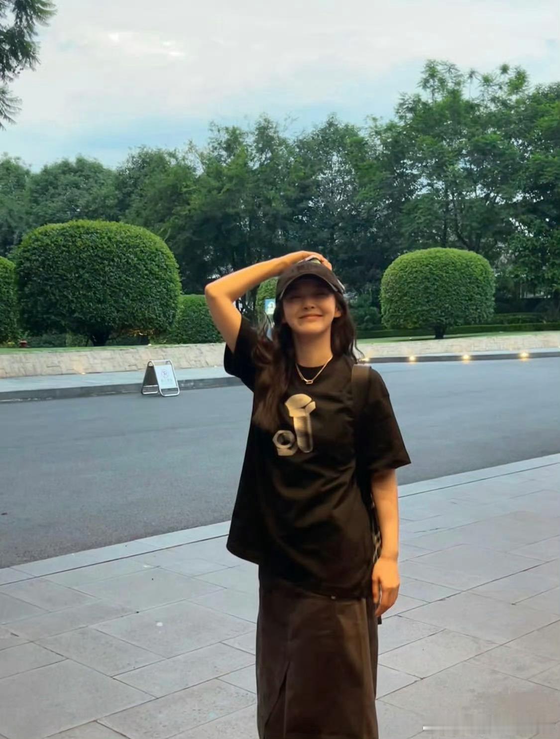 张佳宁新剧气血充足的美 被张佳宁的开机状态惊艳到了！她就像个小太阳，由内而外散发