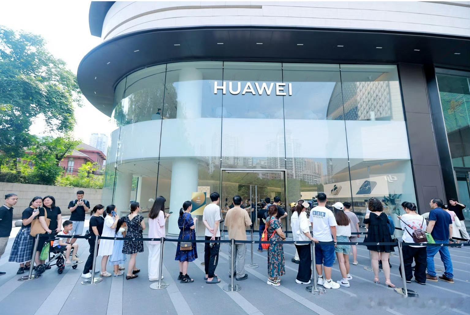 华为Pura 80 门店确实火[举手]谁不想来一台演唱会旅行出片神器呢[笑而不语