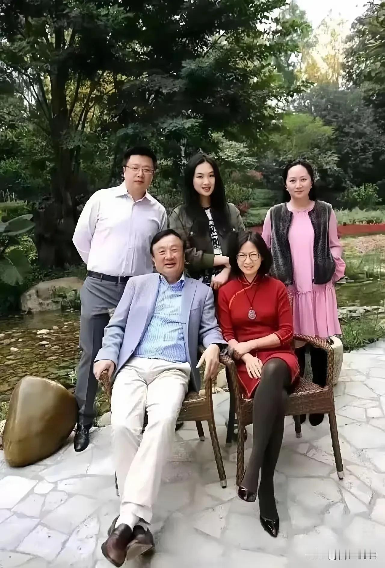 这张照片
乍一看给人一种
好温馨和谐的一家人

但再仔细看看
前面的男女主人
和