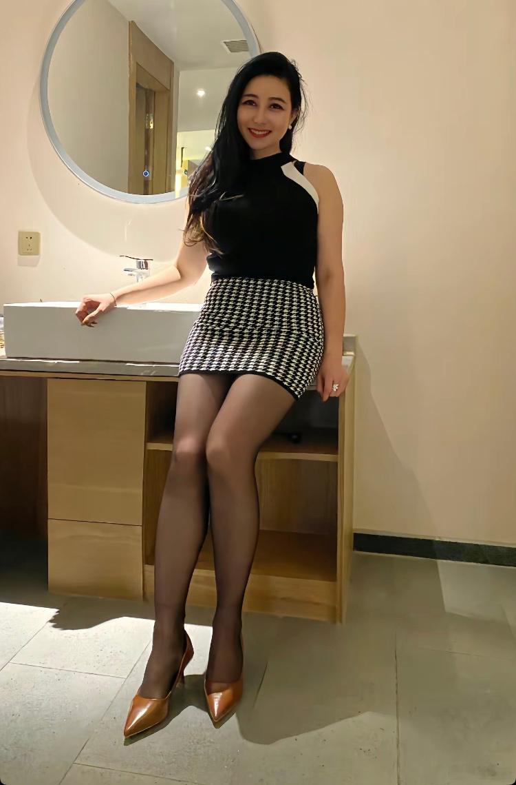 阿姨的腿塞纳河的水 ​​​