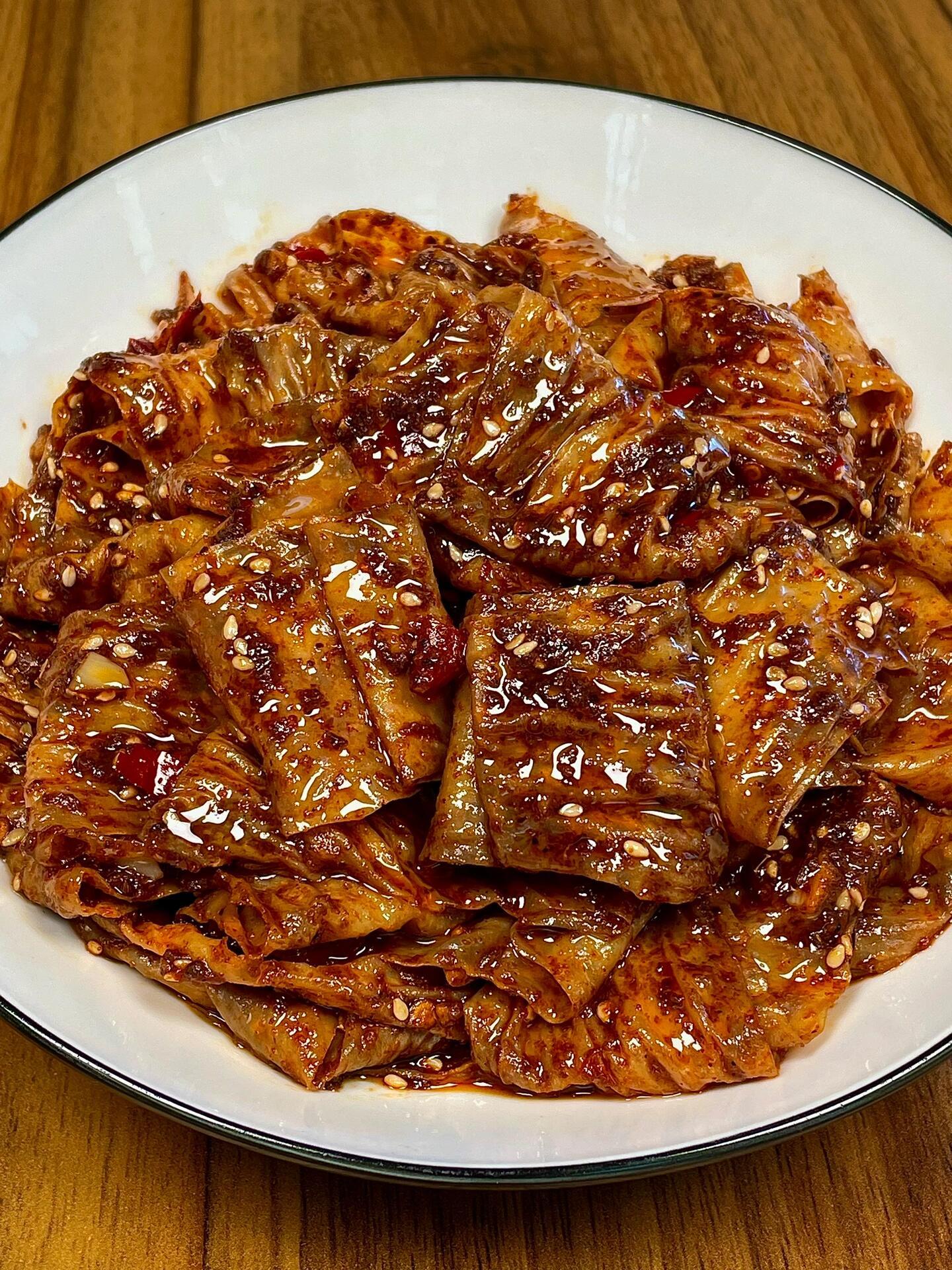 好吃到哭的香辣孜然豆皮！一出锅就香迷糊啦，豆皮裹满酱汁，孜然味浓郁，香香辣辣的，