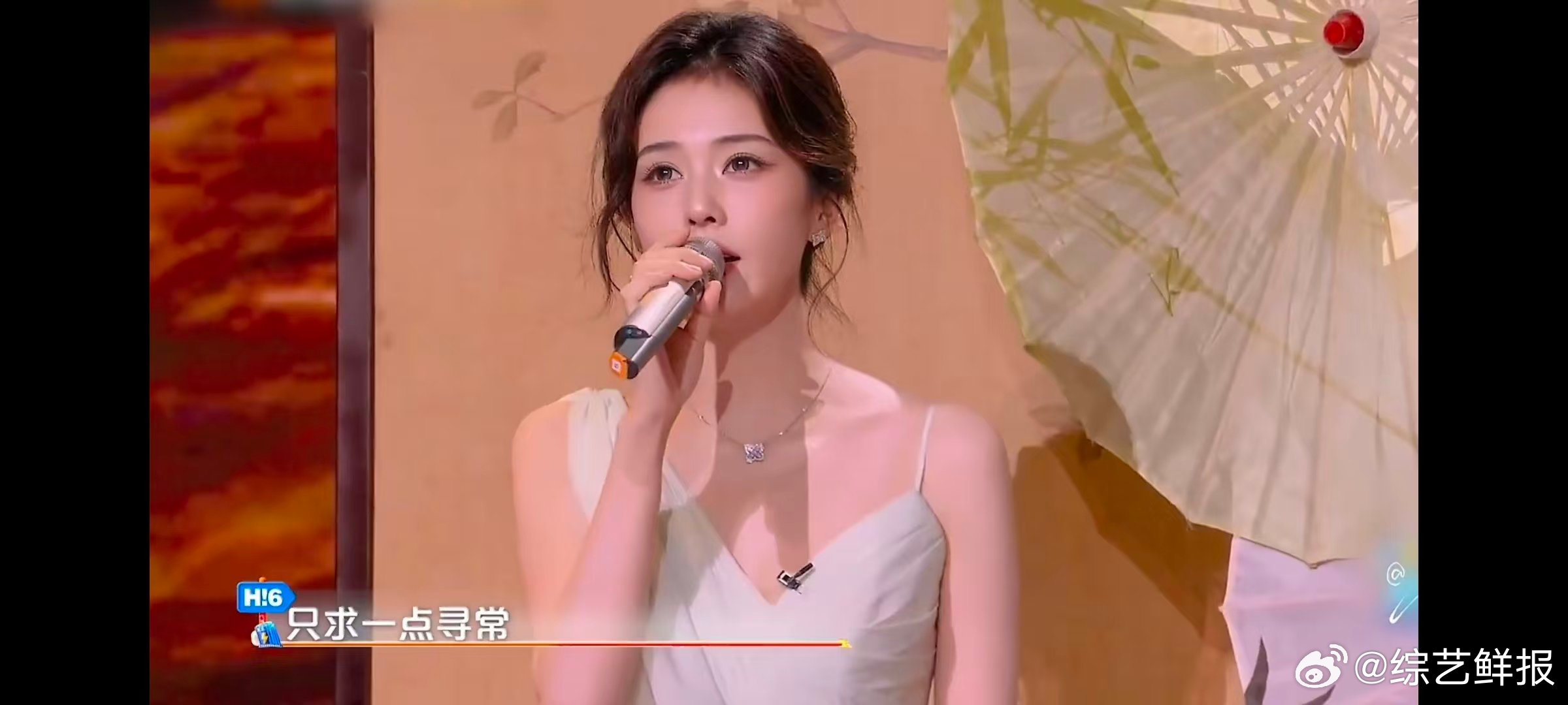 白鹿模仿丞磊颤音 你好星期六细节控狂喜，白鹿精准抓住丞磊唱歌特点，颤音模仿得栩栩