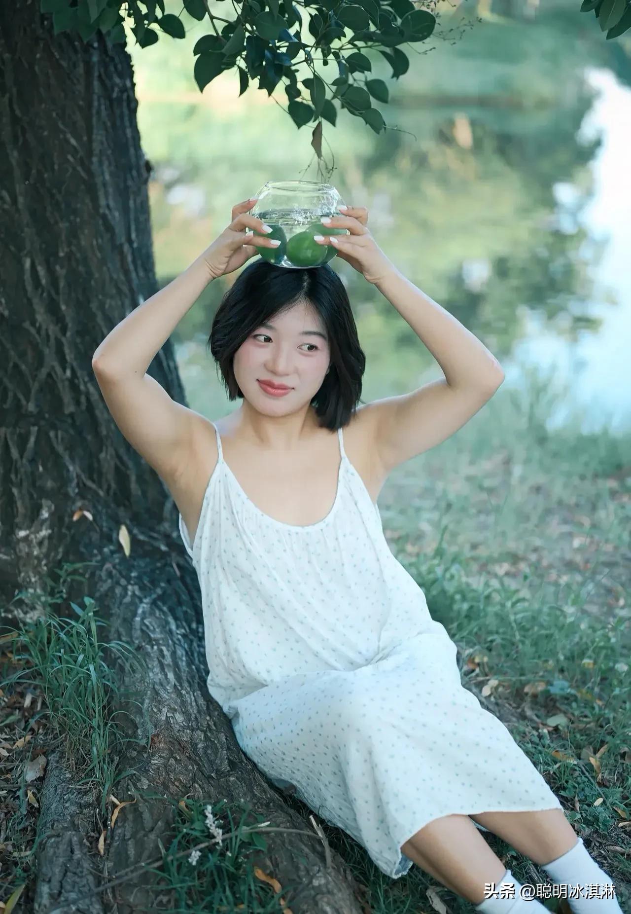 夏日热浪来袭，
吊带裙+阳光，
轻松拍出氛围感大片！
自信的你最迷人，
快用镜头
