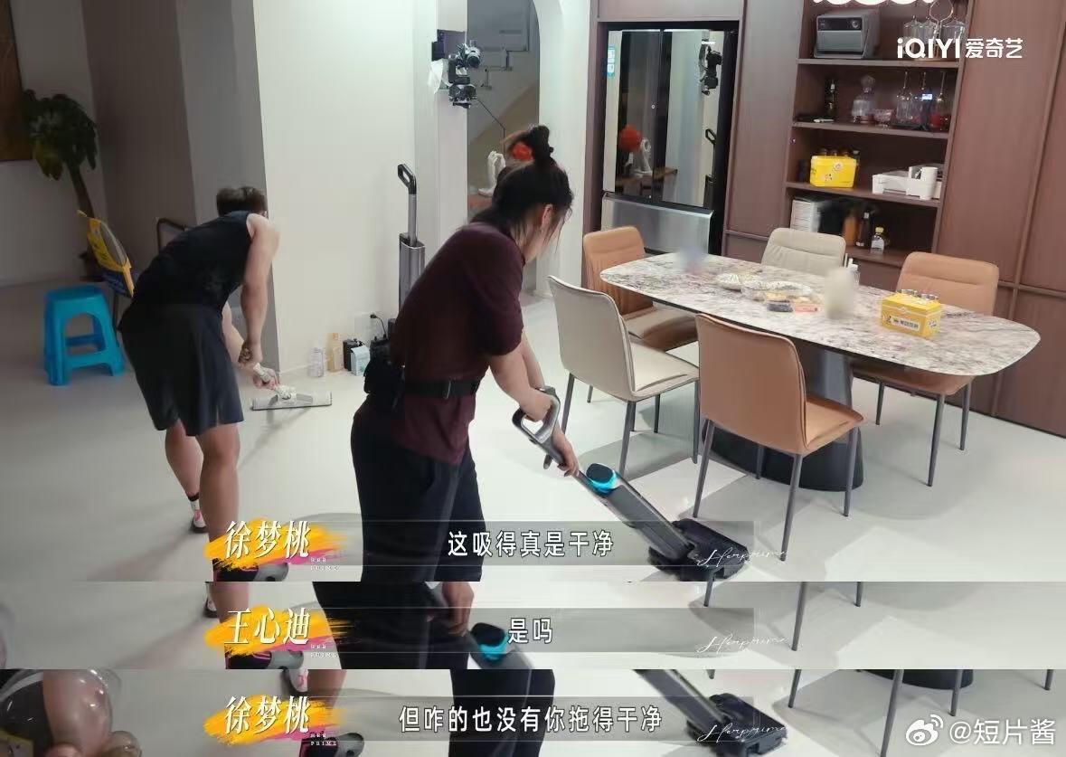 徐梦桃直播王心迪全程蹲着 桃姐全程都没怎么看他，但王心迪全程都在看她，这种不对等