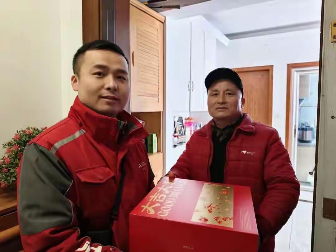 001号快递员退休，刘强东承诺的房没送，为何还说给了房车存款？

看完京东001