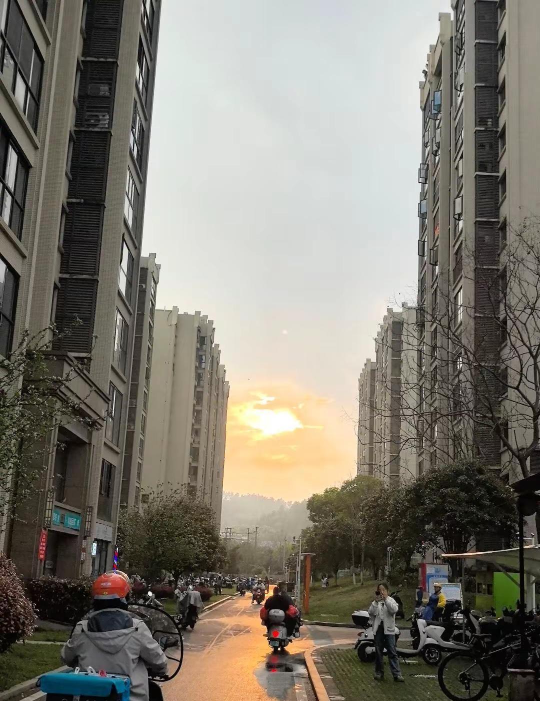 好稀奇的事喔，长沙出太阳了