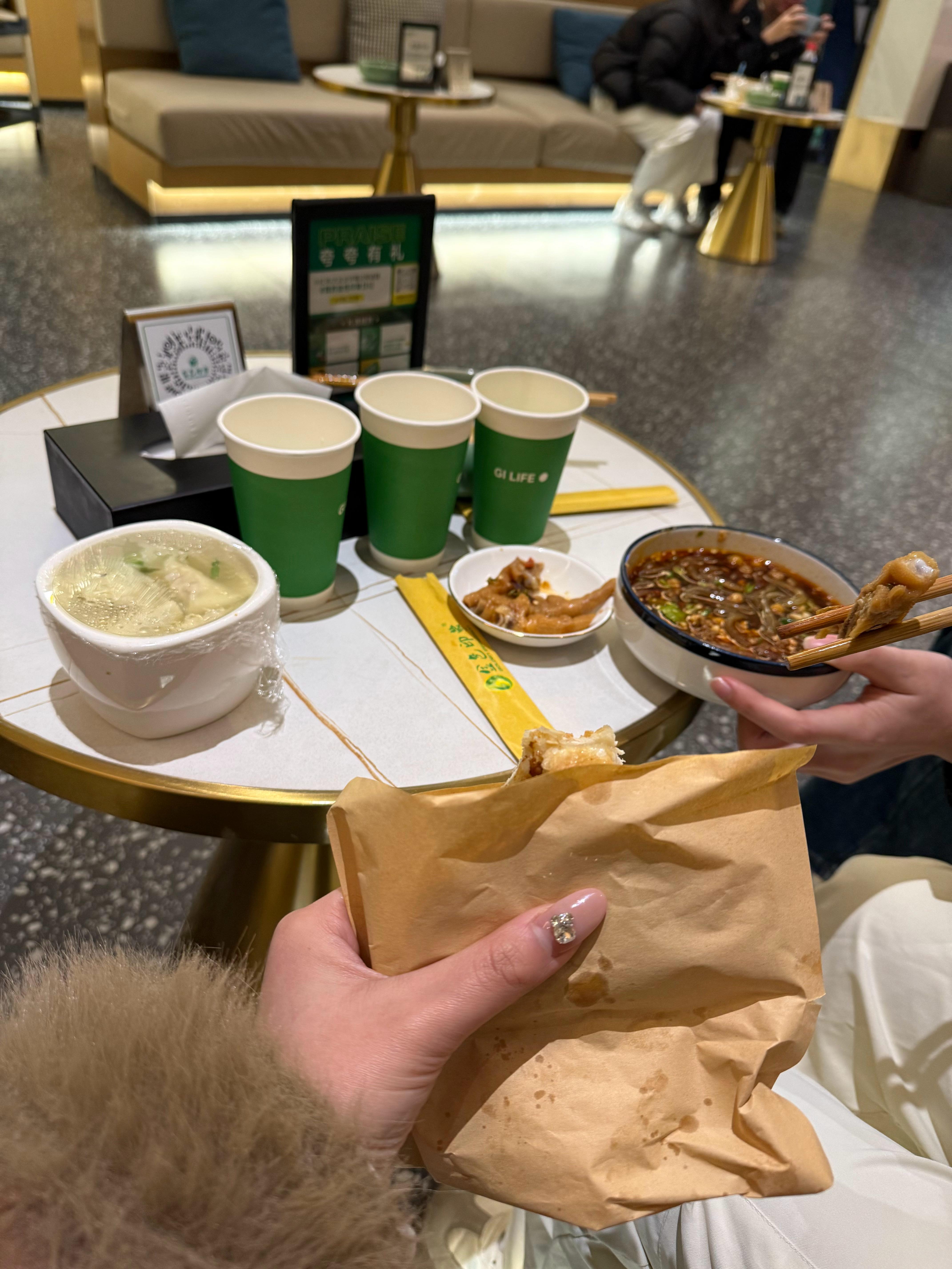 有什么话我们去金色印象说