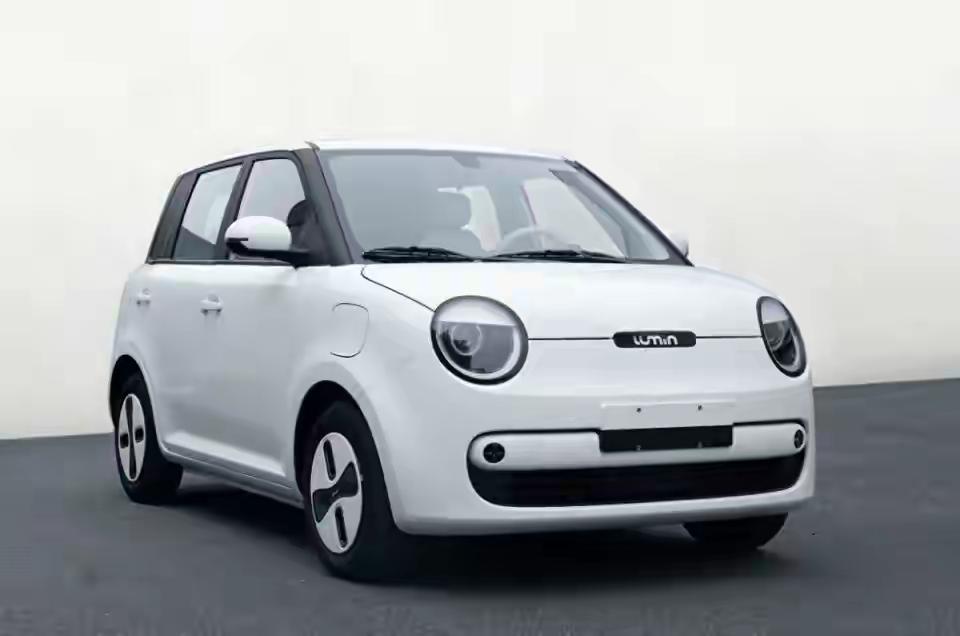 日常通勤代步，家庭出行，五菱宏光从不会缺席，空间多大，耐用省油，每一处细节都藏着