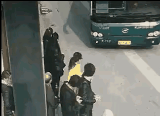 拉沙子车这个司机是睡着了，还是玩手机走神了，这造成了多大的灾难！虽然这些等车上车