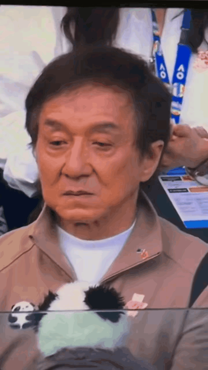 成龙大哥为何老得这么快？成龙，一代国际巨星。既不愁钱花，又有天大的名气，生活条件