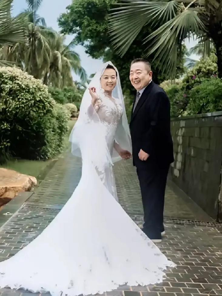 董浩和妻子补拍婚纱照，原来爱情不会老
近日，70岁的董浩和妻子补拍婚纱照，这份迟